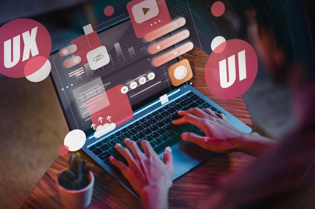 Osoba projektuje stronę internetową na swoim laptopike